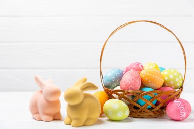 Parlak bir arka planda Paskalya yumurtaları. Paskalya kutlaması. El yapımı renkli Paskalya yumurtaları. Mesaj için yer. Boşluğu kopyala.