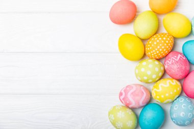 Parlak bir arka planda Paskalya yumurtaları. Paskalya kutlaması. El yapımı renkli Paskalya yumurtaları. Mesaj için yer. Boşluğu kopyala.