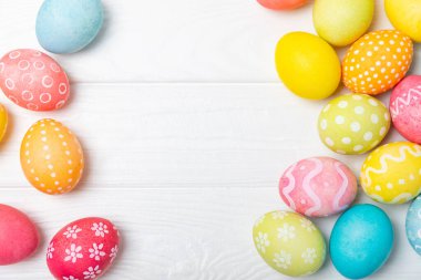 Parlak bir arka planda Paskalya yumurtaları. Paskalya kutlaması. El yapımı renkli Paskalya yumurtaları. Mesaj için yer. Boşluğu kopyala.