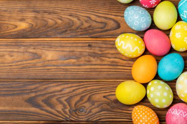 Parlak bir arka planda Paskalya yumurtaları. Paskalya kutlaması. El yapımı renkli Paskalya yumurtaları. Mesaj için yer. Boşluğu kopyala.