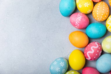 Parlak mavi arka planda Paskalya yumurtaları. Paskalya kutlaması. El yapımı renkli Paskalya yumurtaları. Mesaj için yer. Boşluğu kopyala.