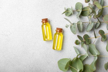 Okaliptüs, ahşap kaplamalı yeşil okaliptüs yapraklı cam bir şişede gerekli yağdır. Aromaterapi konsepti. Spa mı? Kozmetik ve vücut bakımı için doğal organik malzemeler.