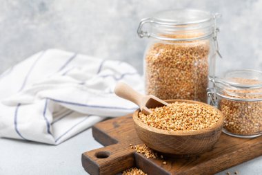 Tahta mutfak masasında yeşil karabuğday. Süper yiyecek. Çiğ karabuğday güveci. Sağlıklı vegan gıda kavramı, eko ürünler, diyet. Boşluğu kopyala. Organik gıda. Kilo kaybı ve uygun beslenme..