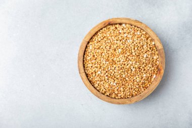 Tahta mutfak masasında yeşil karabuğday. Süper yiyecek. Çiğ karabuğday güveci. Sağlıklı vegan gıda kavramı, eko ürünler, diyet. Boşluğu kopyala. Organik gıda. Kilo kaybı ve uygun beslenme..