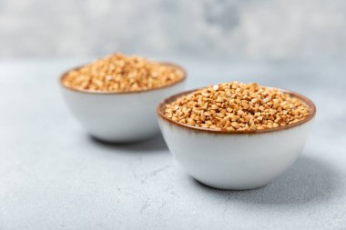 Tahta mutfak masasında yeşil karabuğday. Süper yiyecek. Çiğ karabuğday güveci. Sağlıklı vegan gıda kavramı, eko ürünler, diyet. Boşluğu kopyala. Organik gıda. Kilo kaybı ve uygun beslenme..