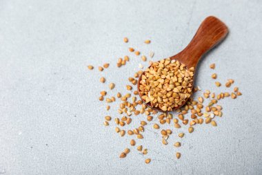 Tahta mutfak masasında yeşil karabuğday. Süper yiyecek. Çiğ karabuğday güveci. Sağlıklı vegan gıda kavramı, eko ürünler, diyet. Boşluğu kopyala. Organik gıda. Kilo kaybı ve uygun beslenme..