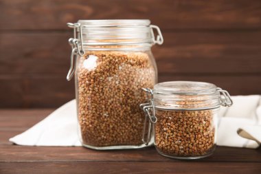 Tahta mutfak masasında yeşil karabuğday. Süper yiyecek. Çiğ karabuğday güveci. Sağlıklı vegan gıda kavramı, eko ürünler, diyet. Boşluğu kopyala. Organik gıda. Kilo kaybı ve uygun beslenme..