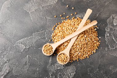 Tahta mutfak masasında yeşil karabuğday. Süper yiyecek. Çiğ karabuğday güveci. Sağlıklı vegan gıda kavramı, eko ürünler, diyet. Boşluğu kopyala. Organik gıda. Kilo kaybı ve uygun beslenme..