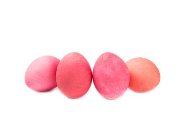 Paskalya yumurtaları beyaz arka planda izole edilmiş. El yapımı renkli Paskalya yumurtaları. Paskalya kutlaması kavramı.