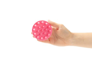 Beyaz arka planda izole edilmiş ellerde kafa masajı için fırça. Saç büyütmek için fırça, canlandırıcı fırça. Saç masajı. Uyarıcı fırça. Saç bakımı, kafa rahatlatma konsepti. Boşluğu kopyala.