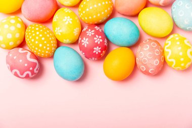 Parlak bir arka planda Paskalya yumurtaları. Paskalya kutlaması. El yapımı renkli Paskalya yumurtaları. Mesaj için yer. Boşluğu kopyala.