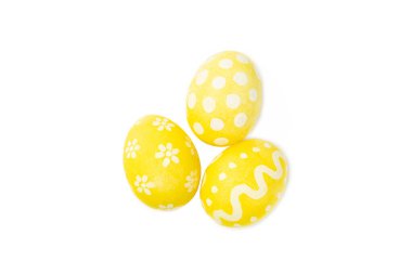 Paskalya yumurtaları beyaz arka planda izole edilmiş. El yapımı renkli Paskalya yumurtaları. Paskalya kutlaması kavramı.