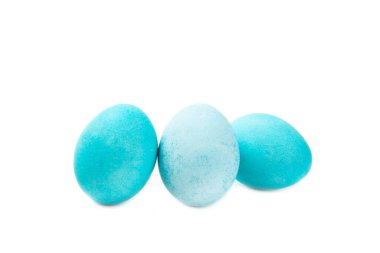 Paskalya yumurtaları beyaz arka planda izole edilmiş. El yapımı renkli Paskalya yumurtaları. Paskalya kutlaması kavramı.