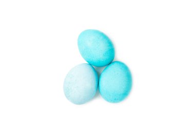 Paskalya yumurtaları beyaz arka planda izole edilmiş. El yapımı renkli Paskalya yumurtaları. Paskalya kutlaması kavramı.