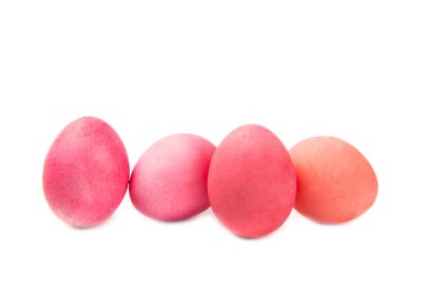 Paskalya yumurtaları beyaz arka planda izole edilmiş. El yapımı renkli Paskalya yumurtaları. Paskalya kutlaması kavramı.