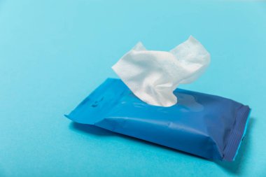 Arka planda ıslak mendil ambalajı. Açık bir el ve vücut mendili paketi. Modelleme. Temiz bir paket ıslak mendil. Tasarım. Mesaj için yer. Boşluğu kopyala.