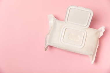 Arka planda ıslak mendil ambalajı. Açık bir el ve vücut mendili paketi. Modelleme. Temiz bir paket ıslak mendil. Tasarım. Mesaj için yer. Boşluğu kopyala.