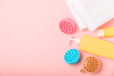 Arka planda kafa masajı için fırça. Saç büyütmek için fırça, canlandırıcı fırça. Saç masajı. Uyarıcı fırça. Saç bakımı, kafa rahatlatma konsepti. Boşluğu kopyala.