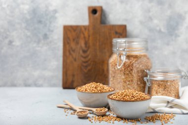 Tahta mutfak masasında yeşil karabuğday. Süper yiyecek. Çiğ karabuğday güveci. Sağlıklı vegan gıda kavramı, eko ürünler, diyet. Boşluğu kopyala. Organik gıda. Kilo kaybı ve uygun beslenme..