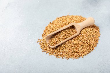 Tahta mutfak masasında yeşil karabuğday. Süper yiyecek. Çiğ karabuğday güveci. Sağlıklı vegan gıda kavramı, eko ürünler, diyet. Boşluğu kopyala. Organik gıda. Kilo kaybı ve uygun beslenme..