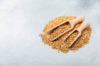 Tahta mutfak masasında yeşil karabuğday. Süper yiyecek. Çiğ karabuğday güveci. Sağlıklı vegan gıda kavramı, eko ürünler, diyet. Boşluğu kopyala. Organik gıda. Kilo kaybı ve uygun beslenme..