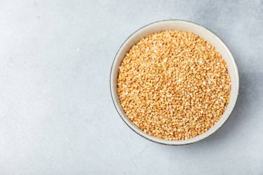 Tahta mutfak masasında yeşil karabuğday. Süper yiyecek. Çiğ karabuğday güveci. Sağlıklı vegan gıda kavramı, eko ürünler, diyet. Boşluğu kopyala. Organik gıda. Kilo kaybı ve uygun beslenme..