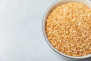 Tahta mutfak masasında yeşil karabuğday. Süper yiyecek. Çiğ karabuğday güveci. Sağlıklı vegan gıda kavramı, eko ürünler, diyet. Boşluğu kopyala. Organik gıda. Kilo kaybı ve uygun beslenme..