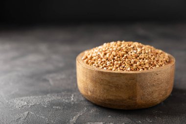 Tahta mutfak masasında yeşil karabuğday. Süper yiyecek. Çiğ karabuğday güveci. Sağlıklı vegan gıda kavramı, eko ürünler, diyet. Boşluğu kopyala. Organik gıda. Kilo kaybı ve uygun beslenme..