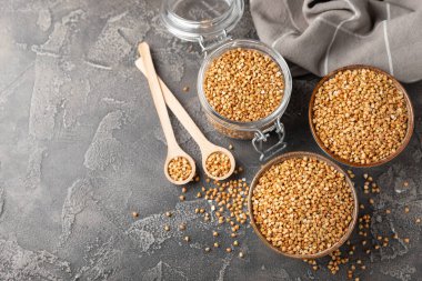 Tahta mutfak masasında yeşil karabuğday. Süper yiyecek. Çiğ karabuğday güveci. Sağlıklı vegan gıda kavramı, eko ürünler, diyet. Boşluğu kopyala. Organik gıda. Kilo kaybı ve uygun beslenme..