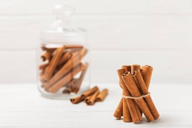 Tarçınlı çubuklar ahşap bir arka planda. Tarçınlı rulo. Fırın, tatlı ve içecekler için baharatlı baharat. Güzel kokulu tarçın. Tarçın tozu yakın plan. Mesaj için yer. Boşluğu kopyala