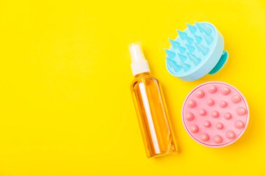 Arka planda kafa masajı için fırça. Saç büyütmek için fırça, canlandırıcı fırça. Saç masajı. Uyarıcı fırça. Saç bakımı, kafa rahatlatma konsepti. Boşluğu kopyala.