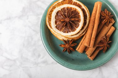 Tarçın çubukları ve anason desenli arka planda. Tarçınlı rulo ve yıldız anason. Fırın, tatlı ve içecekler için baharatlı baharat. Güzel kokulu tarçın. Mesaj için uygun bir yer. Boşluğu kopyala.