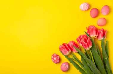 Parlak bir arka planda Paskalya yumurtaları. Paskalya kutlaması. El yapımı renkli Paskalya yumurtaları. Mesaj için yer. Boşluğu kopyala.