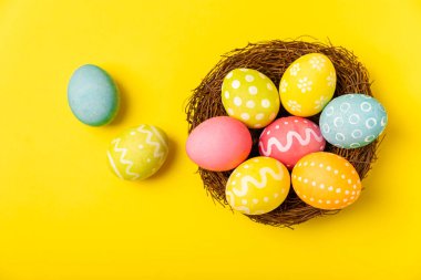 Parlak bir arka planda Paskalya yumurtaları. Paskalya kutlaması. El yapımı renkli Paskalya yumurtaları. Mesaj için yer. Boşluğu kopyala.