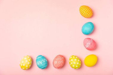 Parlak bir arka planda Paskalya yumurtaları. Paskalya kutlaması. El yapımı renkli Paskalya yumurtaları. Mesaj için yer. Boşluğu kopyala.