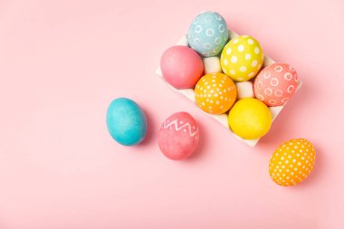 Parlak bir arka planda Paskalya yumurtaları. Paskalya kutlaması. El yapımı renkli Paskalya yumurtaları. Mesaj için yer. Boşluğu kopyala.