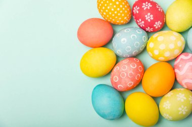 Parlak bir arka planda Paskalya yumurtaları. Paskalya kutlaması. El yapımı renkli Paskalya yumurtaları. Mesaj için yer. Boşluğu kopyala.