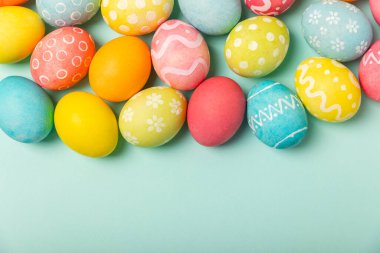 Parlak bir arka planda Paskalya yumurtaları. Paskalya kutlaması. El yapımı renkli Paskalya yumurtaları. Mesaj için yer. Boşluğu kopyala.