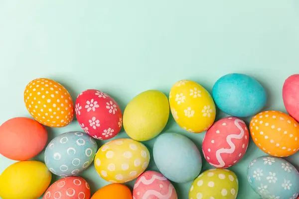 Parlak Bir Arka Planda Paskalya Yumurtaları Paskalya Kutlaması Yapımı Renkli — Stok fotoğraf