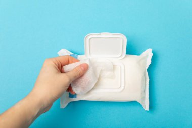 Arka planda ıslak mendil ambalajı. Açık bir el ve vücut mendili paketi. Modelleme. Temiz bir paket ıslak mendil. Tasarım. Mesaj için yer. Boşluğu kopyala.