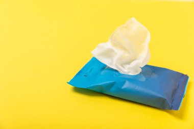 Arka planda ıslak mendil ambalajı. Açık bir el ve vücut mendili paketi. Modelleme. Temiz bir paket ıslak mendil. Tasarım. Mesaj için yer. Boşluğu kopyala.