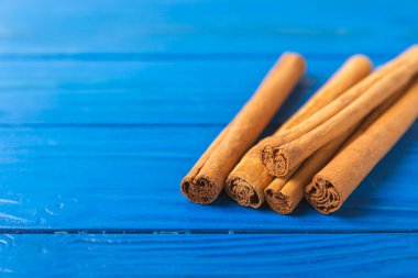 Seylan tarçın. Tarçın ahşap bir zemine yapışır. Tarçın rulosu ve pudra. Fırın, tatlı ve içecekler için baharatlı baharat. Güzel kokulu tarçın. Yakın plan. Mesaj için yer. Boşluğu kopyala