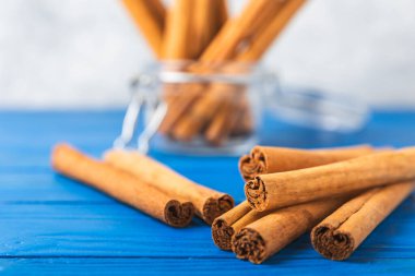 Seylan tarçın. Tarçın ahşap bir zemine yapışır. Tarçın rulosu ve pudra. Fırın, tatlı ve içecekler için baharatlı baharat. Güzel kokulu tarçın. Yakın plan. Mesaj için yer. Boşluğu kopyala