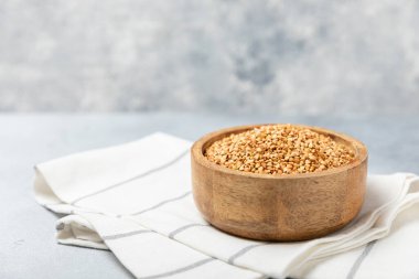 Tahta mutfak masasında yeşil karabuğday. Süper yiyecek. Çiğ karabuğday güveci. Sağlıklı vegan gıda kavramı, eko ürünler, diyet. Boşluğu kopyala. Organik gıda. Kilo kaybı ve uygun beslenme..