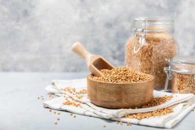 Tahta mutfak masasında yeşil karabuğday. Süper yiyecek. Çiğ karabuğday güveci. Sağlıklı vegan gıda kavramı, eko ürünler, diyet. Boşluğu kopyala. Organik gıda. Kilo kaybı ve uygun beslenme..