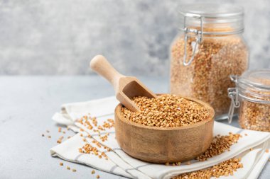 Tahta mutfak masasında yeşil karabuğday. Süper yiyecek. Çiğ karabuğday güveci. Sağlıklı vegan gıda kavramı, eko ürünler, diyet. Boşluğu kopyala. Organik gıda. Kilo kaybı ve uygun beslenme..