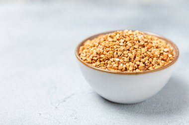 Tahta mutfak masasında yeşil karabuğday. Süper yiyecek. Çiğ karabuğday güveci. Sağlıklı vegan gıda kavramı, eko ürünler, diyet. Boşluğu kopyala. Organik gıda. Kilo kaybı ve uygun beslenme..