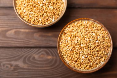 Tahta mutfak masasında yeşil karabuğday. Süper yiyecek. Çiğ karabuğday güveci. Sağlıklı vegan gıda kavramı, eko ürünler, diyet. Boşluğu kopyala. Organik gıda. Kilo kaybı ve uygun beslenme..