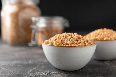 Tahta mutfak masasında yeşil karabuğday. Süper yiyecek. Çiğ karabuğday güveci. Sağlıklı vegan gıda kavramı, eko ürünler, diyet. Boşluğu kopyala. Organik gıda. Kilo kaybı ve uygun beslenme..