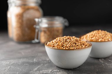 Tahta mutfak masasında yeşil karabuğday. Süper yiyecek. Çiğ karabuğday güveci. Sağlıklı vegan gıda kavramı, eko ürünler, diyet. Boşluğu kopyala. Organik gıda. Kilo kaybı ve uygun beslenme..